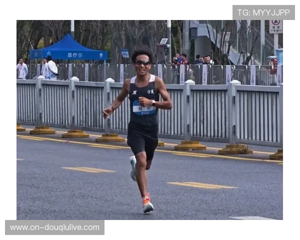 宁夏选手何杰男子马拉松夺冠：谁说沙漠长不出玫瑰