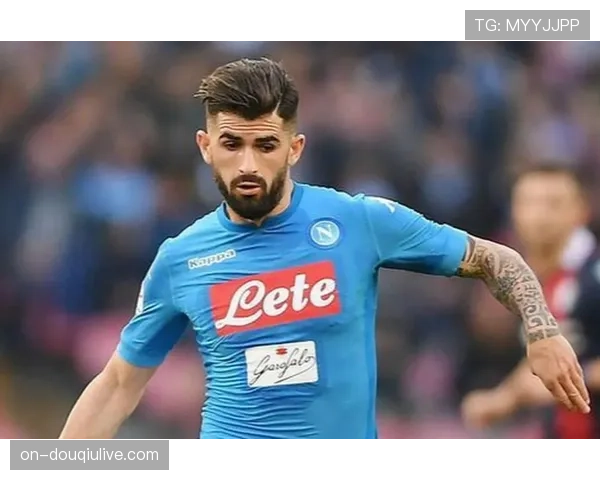 场边镜头:那不勒斯主帅对一次越位判罚表示不满,与第四官员激烈交流 场边镜头:那不勒斯主帅对一次越位判罚表示不满,与第四官员激烈交流