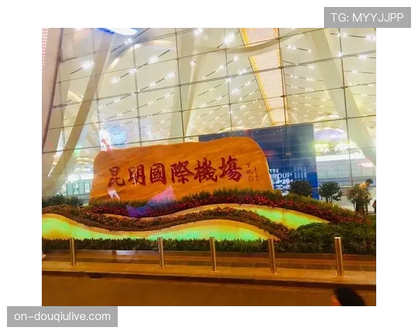 现场镜头捕捉到,一位教练员因不满队员回防速度而怒摔战术板 现场镜头捕捉到,一位教练员因不满队员回防速度而怒摔战术板